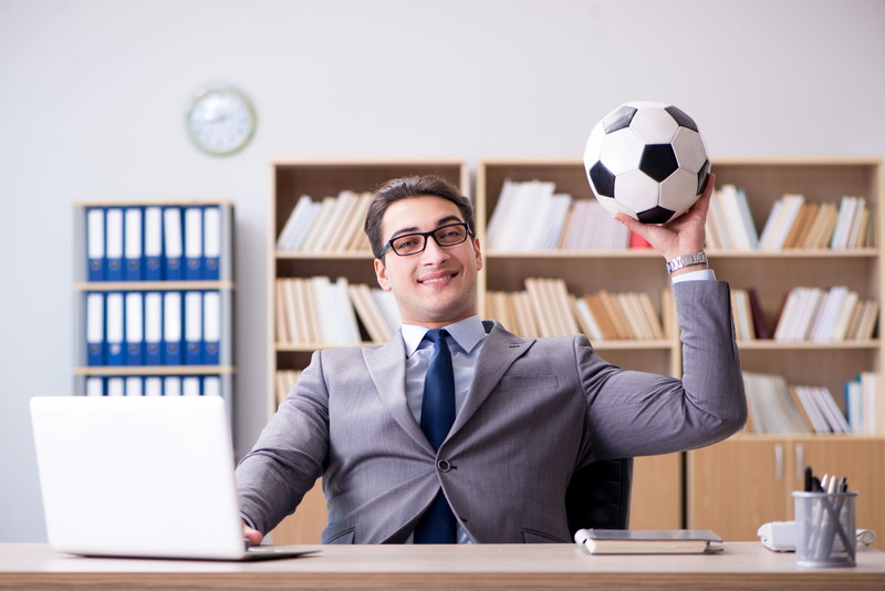 サッカーボールとスーツの男